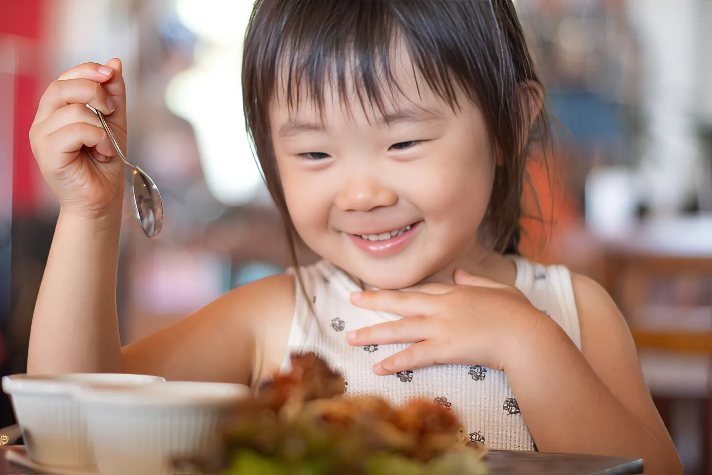 食事を楽しむお子様